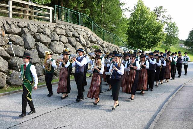 Mit den Musikkapellen Wachtberg und Behamberg wurde eingezogen.