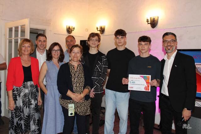Andrea Camola mit den erfolgreichen Schülerinnen und Schülern sowie der Vertretung des Gymnasiums Köflach | Foto: Lederer