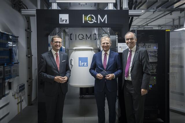 Der gebürtige Schwertberger Dieter Kranzlmüller präsentierte Landshauptmann Thomas Stelzer und Landesrat Markus Achleitner bei deren Besuch des Leibniz Rechenzentrums am Campus Garching bei München einen Quantencomputer. Landeshauptmann Stelzer hält einen der Quantenchips in seinen Händen, der mehrere Millionen Euro kostet. | Foto: Land OÖ/Max Mayrhofer