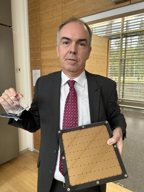 Dieter Kranzlmüller mit dem derzeit größten Supercomputer-Chip in der linken Hand, der rund vier Millionen Euro kostet. Der daumennagelgroße Quantenchip in der rechten Hand ist "noch ein Stück teurer". | Foto: BezirksRundSchau/Winkler