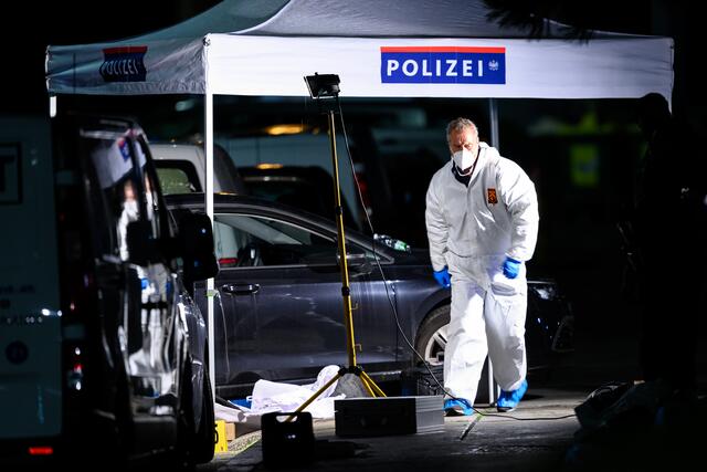 Mord in Floridsdorf: Nachdem der Tatverdächtige von der Polizei getötet wurde, rückte noch in der Nacht die Spurensicherung an. | Foto: MAX SLOVENCIK / APA / picturedesk.com 