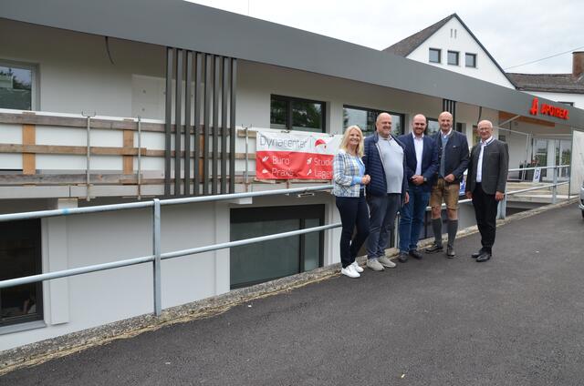 Christian Dörfel besuchte bei seinem Bezirkstag das Dyncenter. V. l.: Landtagsabgeordnete Gertraud Scheiblberger, Friedrich Agfalterer, Peter Agfalterer, Klubobmann Christian Dörfel und Bürgermeister Peter Rachinger. | Foto: OÖVP/Gierlinger