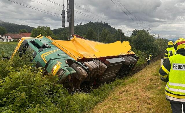 Ein Lkw liegt im Graben. | Foto: Feuerwehr St. Donat