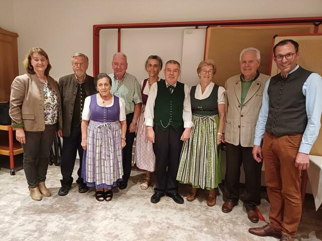 (V. li.) Heidi Steiner (EUREGIO) und die Mundartdichterinnen und -dichter Lisl Pollstätter,
Matthias Hemetsberger, Elisabeth Haslauer, Gustl Lex, Friederike Hochmayr, Hans Peter Kreuzer sowie Seehams Bürgermeister Christian Altendorfer.  | Foto: EUREGIO 