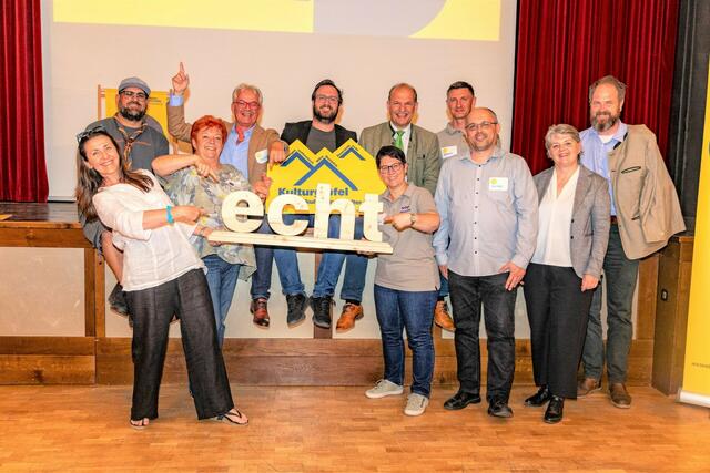 Beim Kulturgipfel in Bruck: Hinten: Erwin Wenzel (Obmann Pfadfinderinnen und Pfadfinder Bruck/Leitha), Gerhard Weil (Bürgermeister Bruck/Leitha), Swen Tesarek (Kulturstadtrat Bruck/Leitha), Landtagsabgeordneter Otto Auer (Bürgermeister Höflein), Johann Lippitsch (NÖ Blasmusikverband, Bezirksobmann Bruck/Leitha; Obmann Trachtenkapelle Trautmannsdorf an der Leitha). Vorne: Sandra Paweronschitz von der Kultur.Region.Niederösterreich, Petra Pschill (Obfrau Bühne Bruck), Barbara Richter (NÖ Blasmusikverband, Bezirksobmann-Stellvertreterin Bruck/Leitha), Gerhard Eidher (Obmann Chorverband Niederösterreich), Museumsmanagement-Geschäftsführerin Ulrike Vitovec, Johannes Waldburg-Zeil (Schloss Rohrau, Graf Harrach’sche Familiensammlung) | Foto: Herbert Krausler