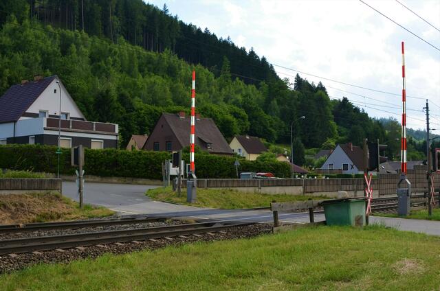 Dieser Eisenbahnübergang im Niklasdorfer Ortsteil Foirach soll aufgelassen werden. | Foto: WAFO