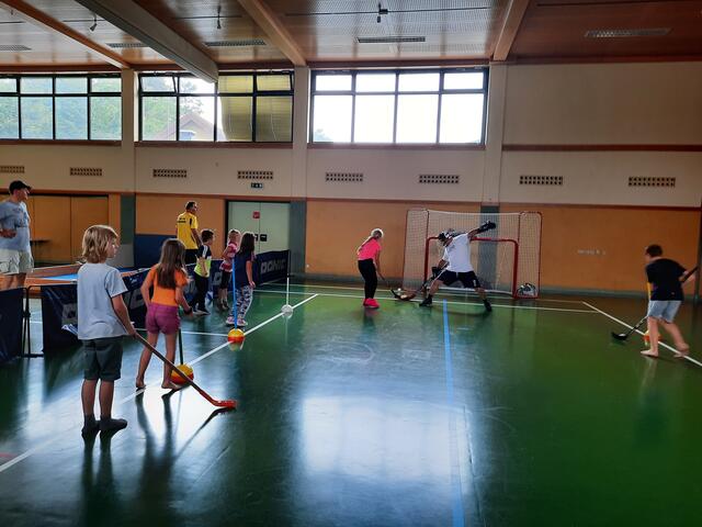 Beim „Activity Day“ gibt es nicht nur für Kinder, sondern auch für den Bürgermeister Martin Pircher (hier beim Hockey im Tor) und für einige Gemeinderäte und Betreuer Action. | Foto: MG Zeiselmauer-Wolfpassing