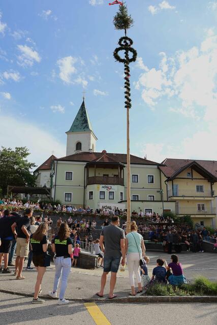 Der Maibaum vom Wachtberg wurde in Behamberg nochmals aufgestellt.