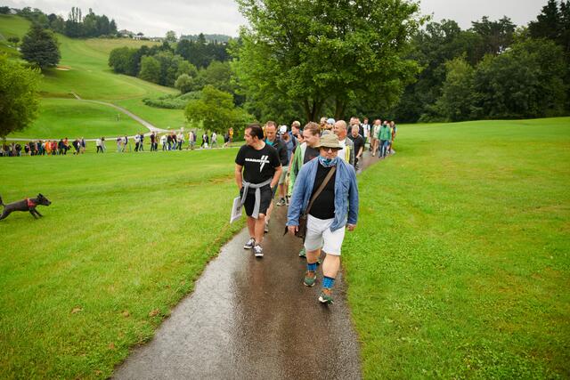 Der italienische Starkoch Ciccio Sultano führt die Wandergruppe an. | Foto: Barbara Ster