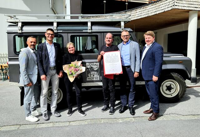 Würdigten die Familie Lorenz für über 140 Jahre Gastlichkeit auf der Jamtalhütte: Otmar Ladner, Michael Gitterle, Franz Staggl und Thomas Geiger mit Sabine und Gottlieb Lorenz bei der Übergabe des Ehrendiplomes in Galtür (v.l.). | Foto: WK Landeck