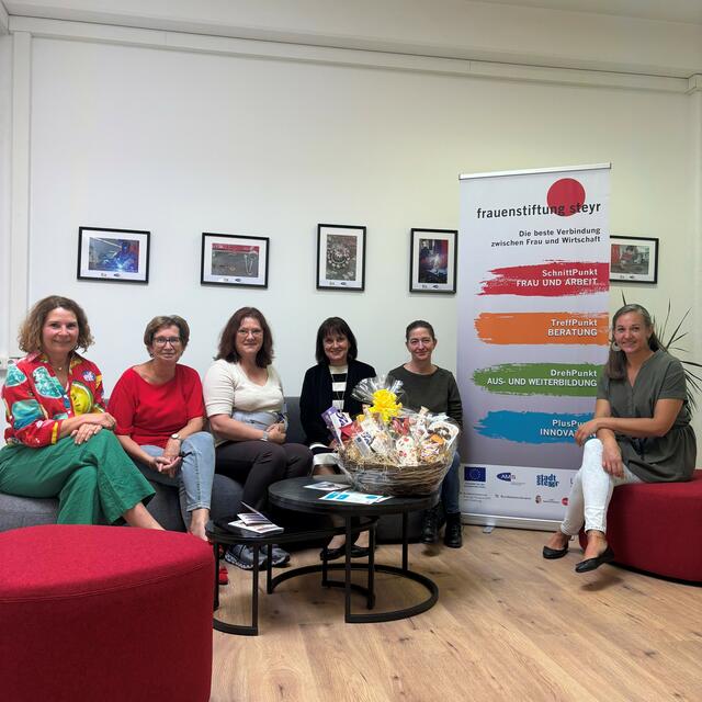 Projektleiterin Michaela Freimüller, Vereinsobfrau Ingrid Weixlberger, SPÖ-Klubvorsitzende Sabine Engleitner-Neu, SPÖ-Frauensprecherin Renate Heitz, Geschäftsführerin Klaudia Burtscher und Projektleiterin Carina Loizmayr (v. l.). 
  | Foto: SPÖ Landtagsclub