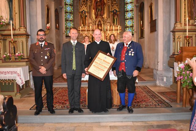 Bei der Ernennung zum Ehrenbürger von Ramingstein 2023: AL Sebastian Tosch, Bgm. Leonhard Kocher, Pfarrer DDDr. Manfred Thaler, Vzbgm. Bernhard Kendlbacher (von links nach rechts)  | Foto: Siegfried Hinterberger