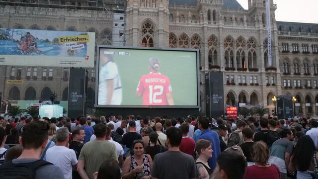 Im Zuge der Fußball-Europameisterschaft kommen wieder Tausende Fans bei Public Viewings in Wien zusammen. Damit steigt auch die Kriminalität. | Foto: Maximilian Spitzauer/RMW