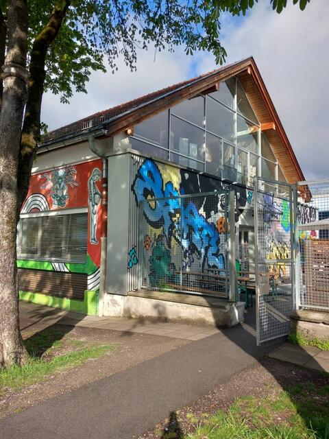 Die Einrichtung Nikado ist eine Anlaufstelle und Wärmestube und bietet mehrere Schutz- und Aufenthaltsräume sowie einen geräumigen Außenbereich. | Foto: TSD