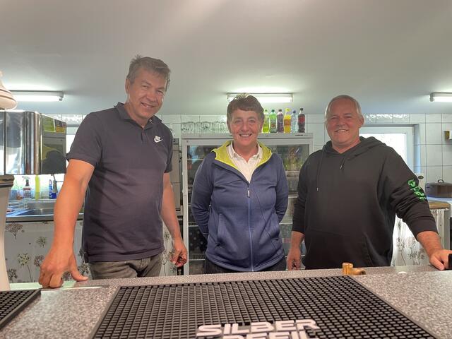 Hannes Horacek, Michaela Roschinsky und Martin Deyer in der Pressbaumer Kantine. | Foto: Nina Taurok