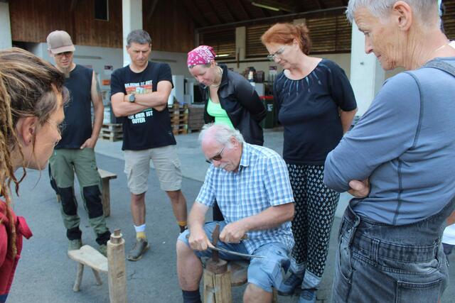 Kursleiter Franz Lex zeigt das richtige Dengeln der Sense. | Foto: Karl Lenz