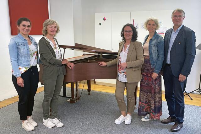 im Bild: Anna Keidel (Lehrerin Gitarre), Maria Ferner (Sekretariat), Landesrätin Daniela Gutschi, Barbara Brugger (Leiterin des Musikums Lungau) und Georg Gappmayer (Lehrer Blasinstrumente und –orchester)  | Foto: Land Salzburg/Büro Gutschi