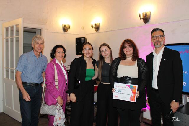 Karlheinz Sanz, Marianne Landsmann, Andrea Camola mit den erfolgreichen HLW-Schülerinnen | Foto: Lederer