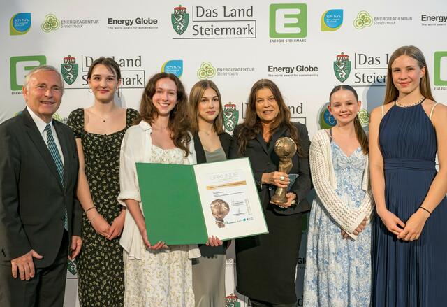 Die MS Laßnitzhöhe erhielt eine hohe Auszeichnung, die Energie Steiermark-Vorstand Christian Purrer als Sponsor-Pate an Eva Scheibelhofer-Schroll (5. v.l.) und Schülern des Drama and Dance Ensembles überreichte. | Foto: Johannes Gellner
