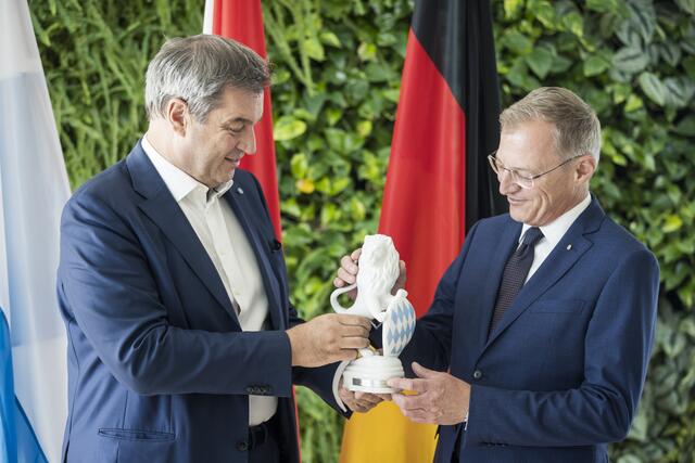 Bayerns Ministerpräsident Markus Söder ließ nach einem Gespräch mit Landeshauptmann Thomas Stelzerin der Bayerischen Staatskanzlei in München wissen, dass Oberösterreich und Bayern vor ähnlichen Herausforderungen in Sachen "demokratische Kultur" stünden: "Da ist noch was zu tun in Österreich", spielte er auf den Sieg der FPÖ bei den EU-Wahlen an. | Foto: Land OÖ/Max Mayrhofer