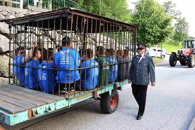 Die Diebe werden auf den Verhandlungsplatz gebracht.