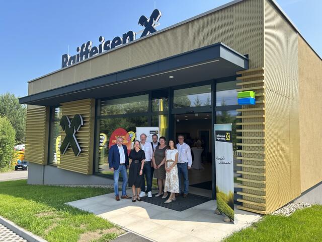Vorstandsdirektor Anton Schmied, Bankstellenleiterin Manuela Pranger, Vorstandsdirektor Reinhard Pfeifer, Patrick Lamprecht, Monika Käfer, Claudia Fischer-Gangl und Michael Kainz (v.l.). | Foto: RegionalMedien