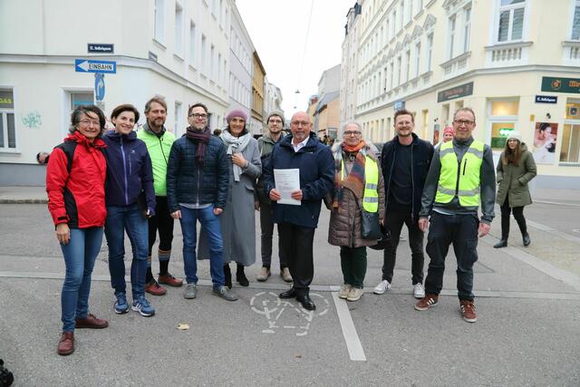 Die Petition "Fahrradstraße 16/17" hat auch der Hernalser Bezirksvorsteher Peter Jagsch (SPÖ; Mitte) unterstützt.  | Foto: Zwickl