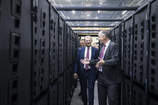 Leibniz Rechenzentrum Dieter Kranzlmüller führte die Delegation unter Leitung von Landeshauptmann Stelzer und Landesrat Markus Achleitner durchs heiße und laute Innere eines der zig Millionen teuren Supercomputer. | Foto: Land OÖ/Max Mayrhofer