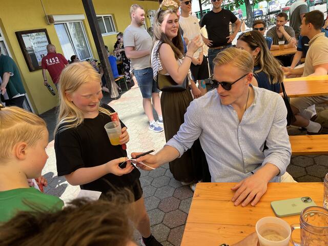 Xaver Schlager schrieb fleißig Autogramme.  | Foto: Brückenschule St. Valentin