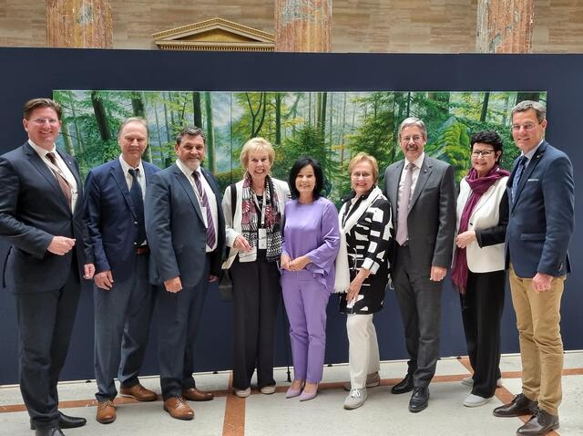 Bundesratspräsidentin und Gastgeberin Margit Göll (Mitte) mit den Ehrengästen. | Foto: Kunstmuseum Waldviertel
