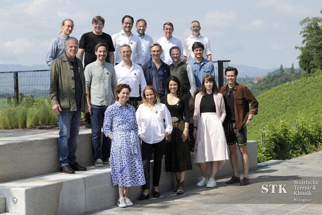 Die STK-Winzerinnen und Winzer sorgten gemeinsam für eine grandiose Jahrgangspräsentation. | Foto: Waltraud Fischer