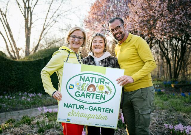 Landeshauptfrau Johanna Mikl-Leitner, Schaugärtnerin Uschi Weber (Schaugarten „Rainbow’s End“) und „Natur im Garten“ Biogärtner Karl Ploberger | Foto: NLK