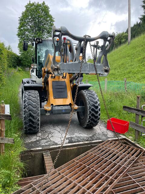 Das Weiderostgitter wurde mit einem Radlader angehoben. | Foto: ZOOM.TIROL