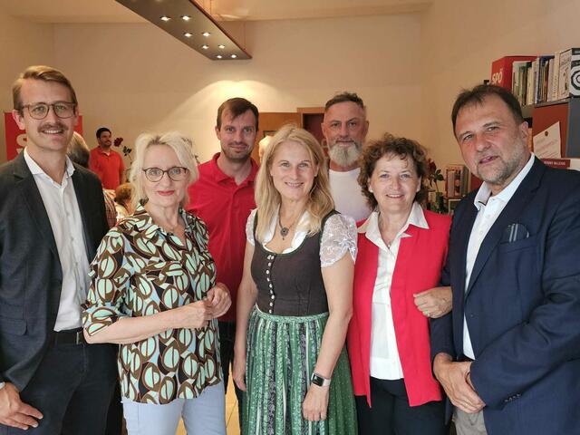 Im neuen Parteilokal (v. l.): Florian Seifter, Gabriele Geschiel, Elisabeth Grossmann und Ursula Lackner mit MNitgliedern des Köflacher Parteivorstands.  | Foto: SPÖ Köflach