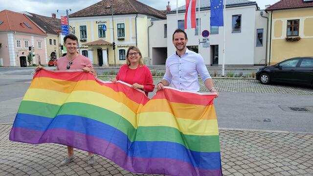 Umweltgemeinderat Matthias Schützl (ÖVP), GGR Elisabeth Rigler (Grüne) und GGR Marcus Ebert (SPÖ) die Fahne selbst angebracht und hochgezogen. | Foto: P. Artner