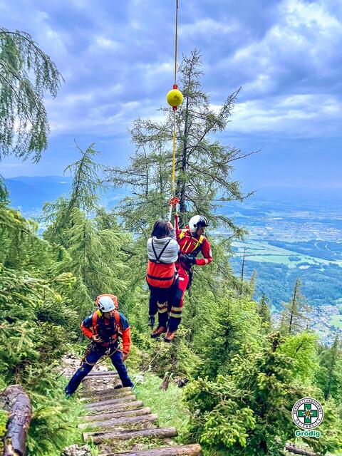 Eine 19-Jährige kam beim Wandern am Untersberg am Sonntag zu Sturz. Ein aufziehendes Gewitter erschwerte die Rettung der jungen Wanderin.  | Foto: Markus Maurer u. Elisabeth Bräumann, OS Grödig
