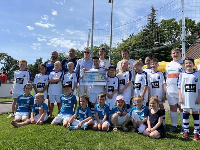 Nach dem Anstoß der Partie wurde der Brückenschule in Anwesenheit von Nationalteamspieler Xaver Schlager ein Scheck über 1200 Euro überreicht. | Foto: Brückenschule St. Valentin