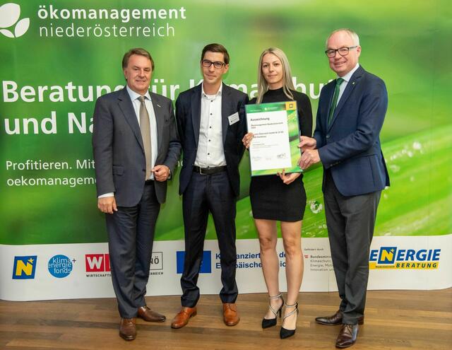 WKNÖ-Präsident Wolfgang Ecker, Florian Weixelbraun, Beatrix Weixelbraun (beide Pacovis) und Landeshauptfrau Stellvertreter Stephan Pernkopf (v.l.). | Foto: Tanja Wagner