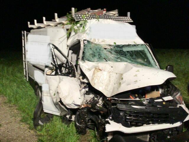 Das Unfallfahrzeug wurde massiv beschädigt.  | Foto: FF Hohenzell