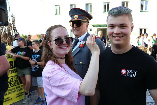 Elke Gneiger bei der Bemalung der Diebe.