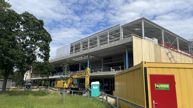 Trotz laufender Bauarbeiten lassen sich die Dimension der Sport Arena Wien bereits erahnen.  | Foto: Kathrin Klemm