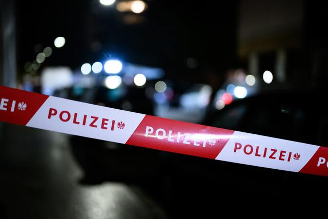 Die gesamte Straße wurde großräumig von der Polizei abgesperrt. | Foto: MAX SLOVENCIK / APA / picturedesk.com 
