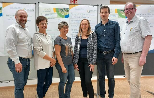 Reinhard Poppinger (Vizebürgermeister, Marktgemeinde Schwarzenau), Helga Kargl (Dorferneuerungsverein Schwarzenau), Sonja Döller (Dorferneuerungsverein Großhaselbach), Ingrid Weiss (Dorferneuerungsverein Hausbach), Daniel Fries (Projektmanager, NÖ Dorf- und Stadterneuerung), Karl Elsigan (Bürgermeister, Marktgemeinde Schwarzenau) - v.l. | Foto: Manuela Hirzberger/Dorf- und Stadterneuerung
