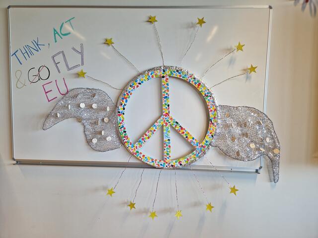 Das Projekt besteht unter anderem auf einem Peace-Symbol mit Daumenabdrücken der Kinder, Flügeln mit dem Wort "Frieden" auf verschiedenen Sprachen und zwölf EU-Sternen.   | Foto: Saheema Baig
