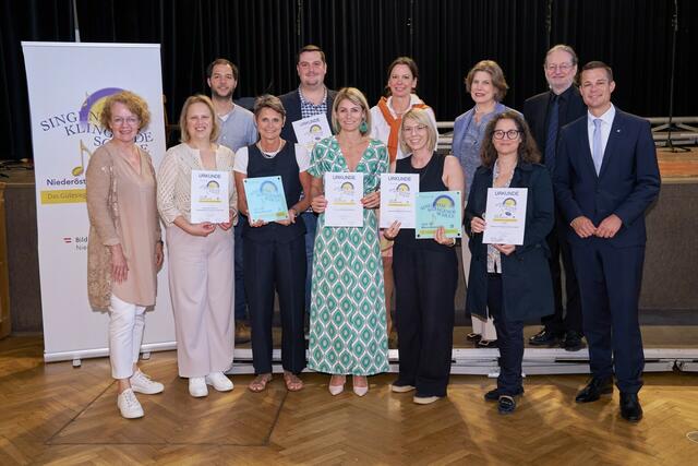Bildungs-Landesrätin Christiane Teschl-Hofmeister (2.v.l.) und Bildungsdirektor Karl Fritthum (2.v.r.) gemeinsam mit Vertreterinnen und Vertretern der Schulen aus dem Bezirk Bruck an der Leitha | Foto: Philipp Monihart