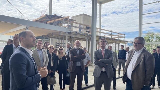 Bei der Gleichenfeier machten sich Wirtschaftsstadtrat Peter Hanke (2.v.r.) und Sportstadtrat Peter Hacker (r.) ein Bild vom aktuellen Stand der Bauarbeiten. | Foto: Kathrin Klemm