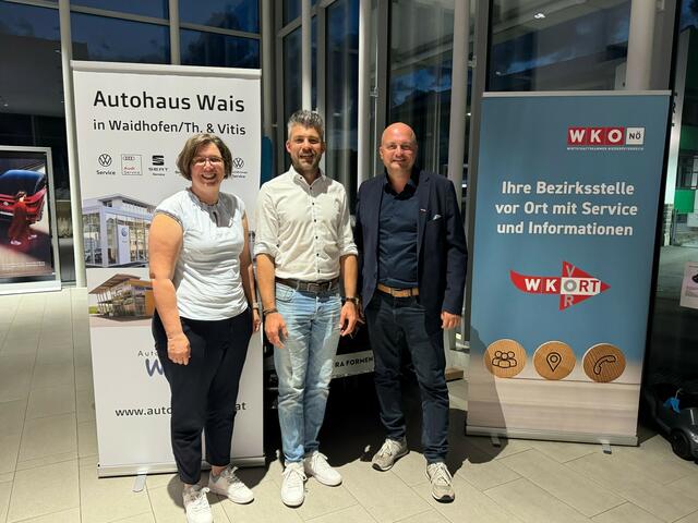 WK-Bezirksstellenobfrau Marlene Böhm-Lauter, Jürgen Wais (Geschäftsführer der Auto Wais GmbH), WK-Bezirksstellenleiter Alexander Vogl (v.l.) | Foto: Martin Böhm-Lauter