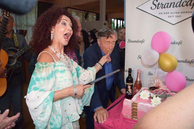 "Ich möchte ihr nicht aus der Hand fressen", tat Richard Lugner kund. Ihm blieb allerdings nichts anderes übrig, wie man sieht.  | Foto: Patricia Hillinger