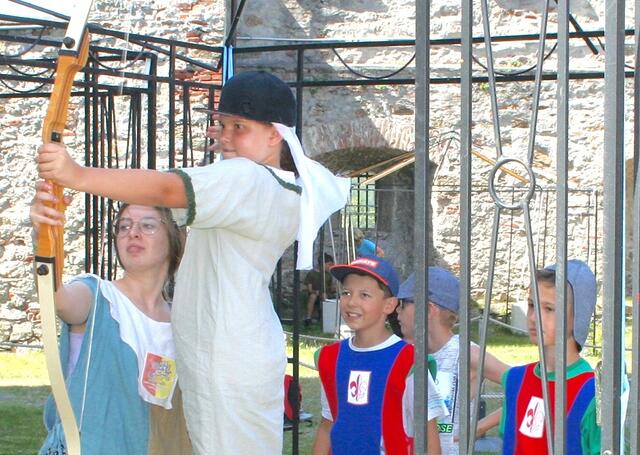 Beim Bogenschießen in der Burg können Kinder das Schießen mit Pfeil und Bogen erlernen.  | Foto: Burg Forchtenstein Fantastisch (BFF)
