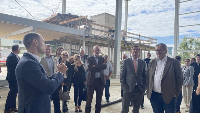 Bei der Gleichenfeier machten sich Wirtschaftsstadtrat Peter Hanke (2.v.r.) und Sportstadtrat Peter Hacker (r.) ein Bild vom aktuellen Stand der Bauarbeiten. | Foto: Kathrin Klemm